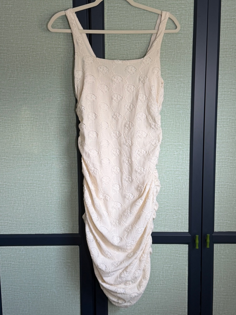Almost Famous Cream Floral Textured Ruched Fitted Bodycon Midi Dress, Size M